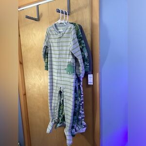 Set of 3. Carter’s 4t footed pajamas